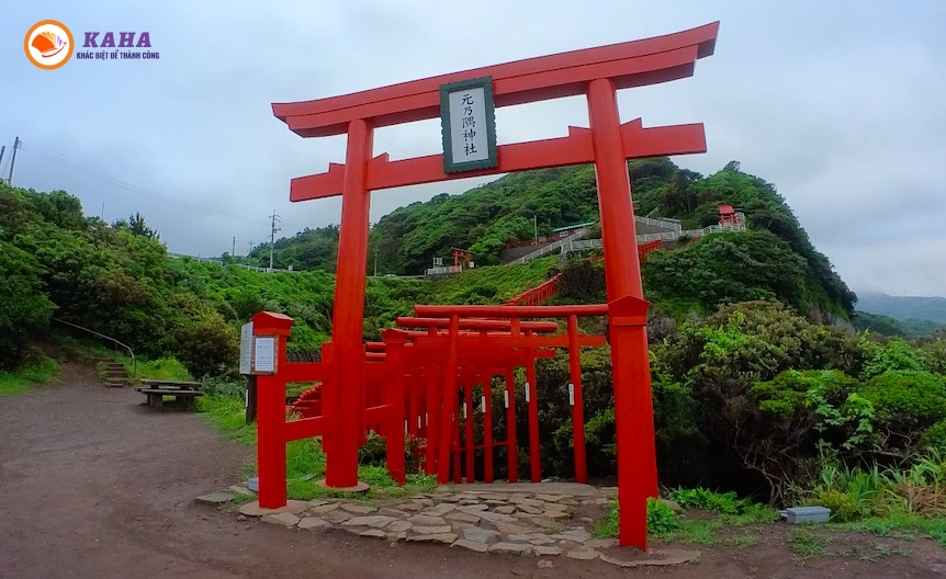 Ngôi đền danh tiếng với cổng torii nổi độc nhất vô nhị  Báo Dân trí